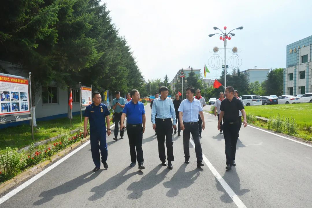 敦化市市委副书记、市长冯玉宝一行就企业安全生产进行调研